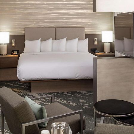 Doubletree By Hilton Boston Logan Airport Chelsea Hotell Exteriör bild
