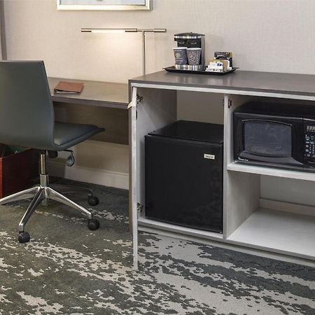 Doubletree By Hilton Boston Logan Airport Chelsea Hotell Exteriör bild