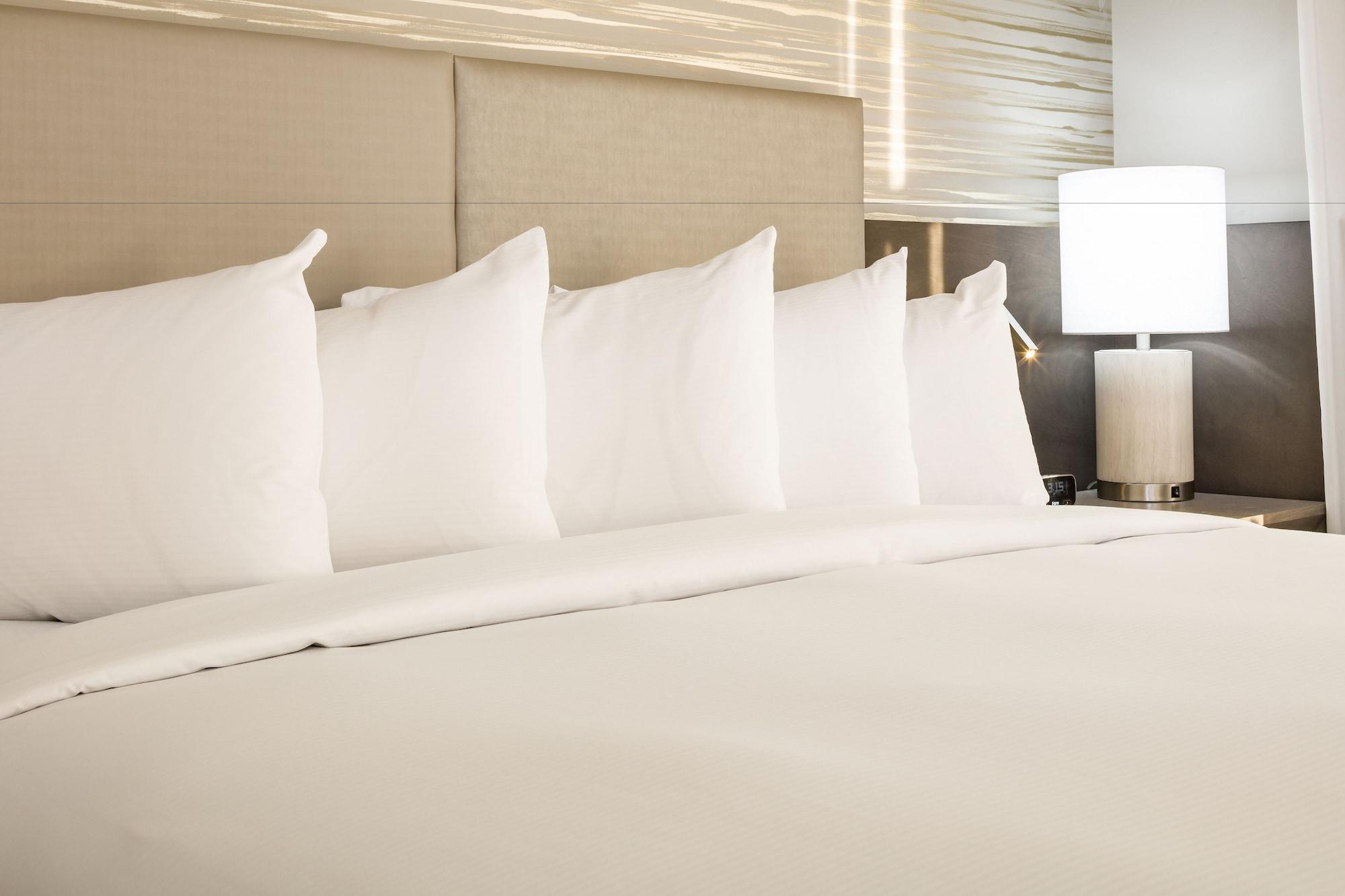 Doubletree By Hilton Boston Logan Airport Chelsea Hotell Exteriör bild