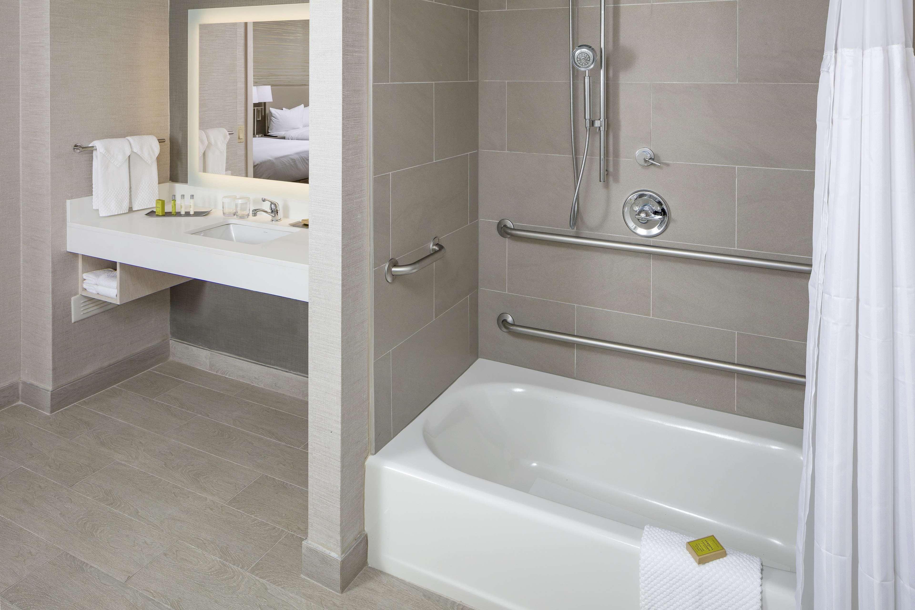 Doubletree By Hilton Boston Logan Airport Chelsea Hotell Exteriör bild