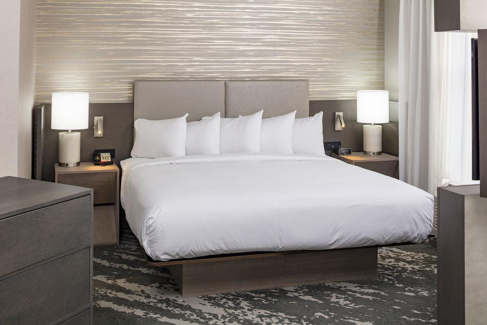 Doubletree By Hilton Boston Logan Airport Chelsea Hotell Exteriör bild