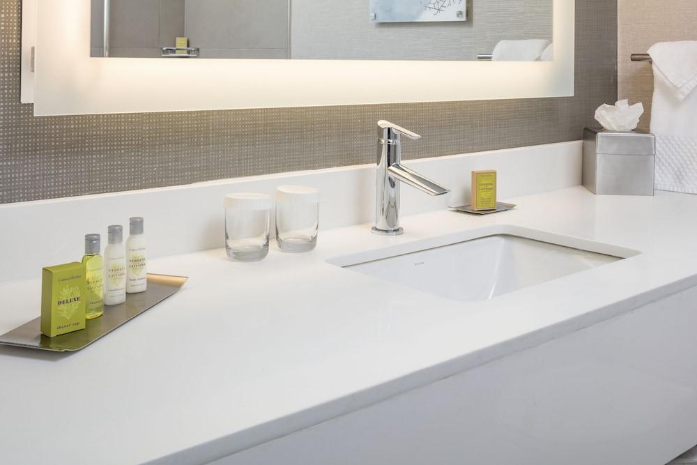 Doubletree By Hilton Boston Logan Airport Chelsea Hotell Exteriör bild