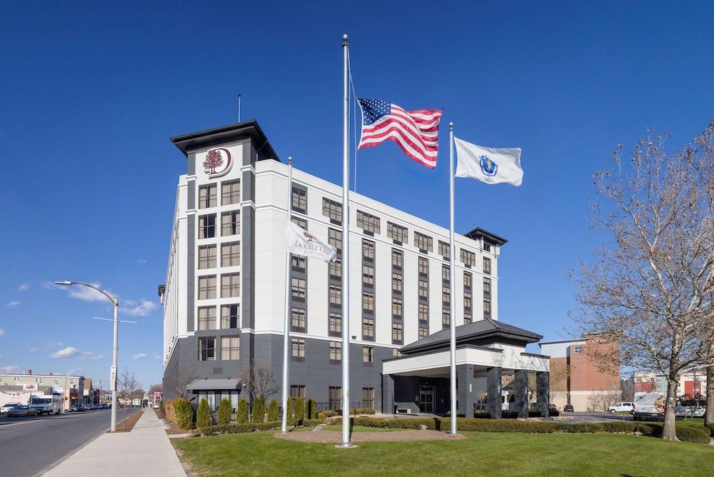 Doubletree By Hilton Boston Logan Airport Chelsea Hotell Exteriör bild