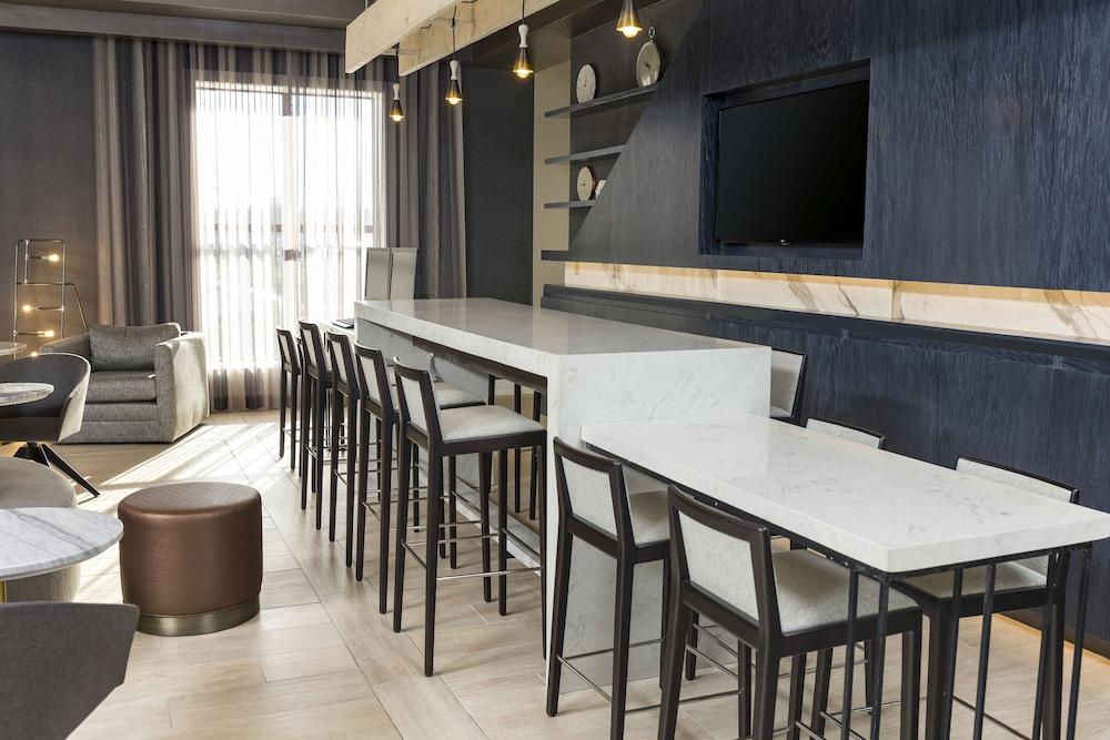 Doubletree By Hilton Boston Logan Airport Chelsea Hotell Exteriör bild
