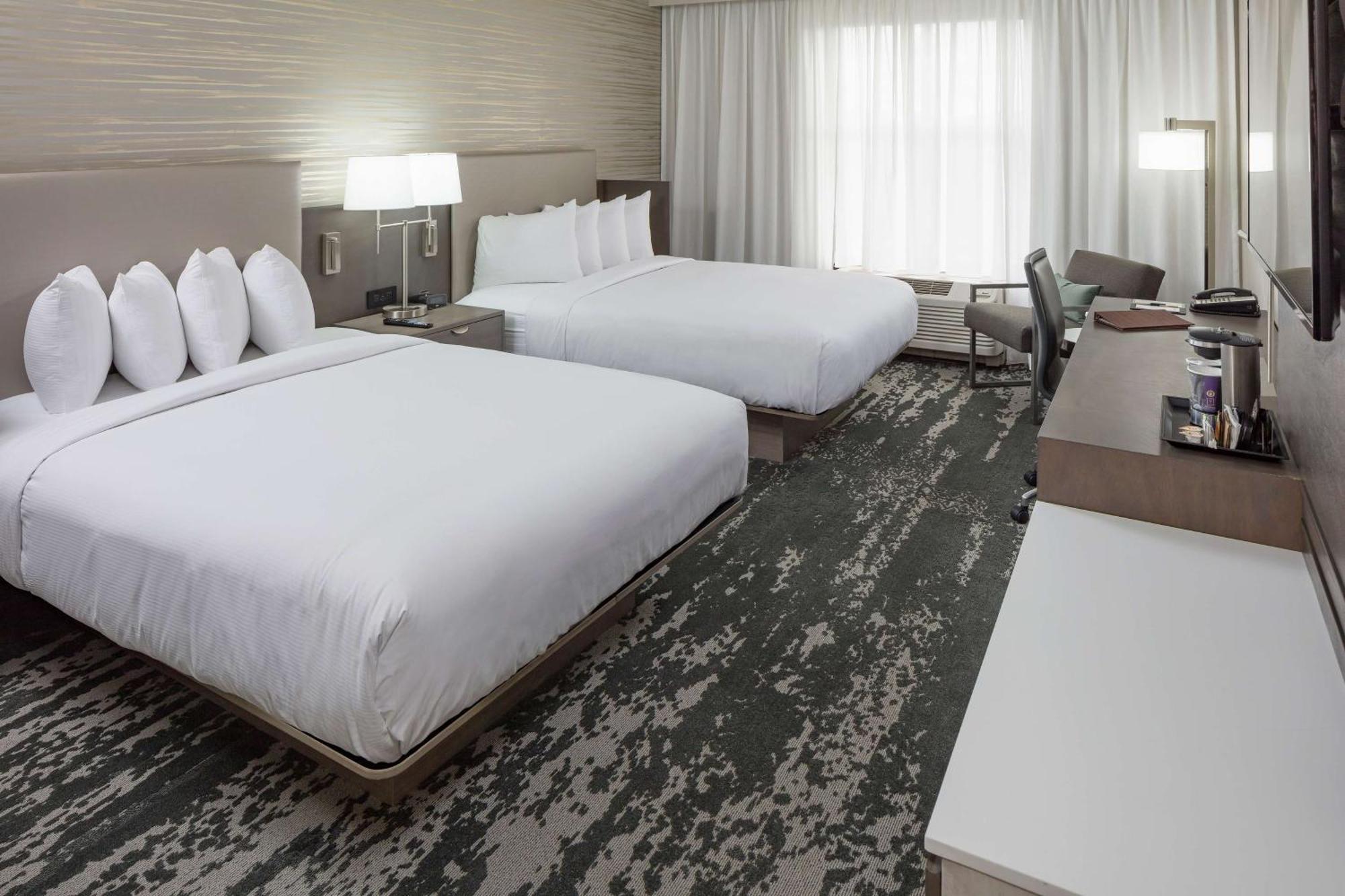 Doubletree By Hilton Boston Logan Airport Chelsea Hotell Exteriör bild