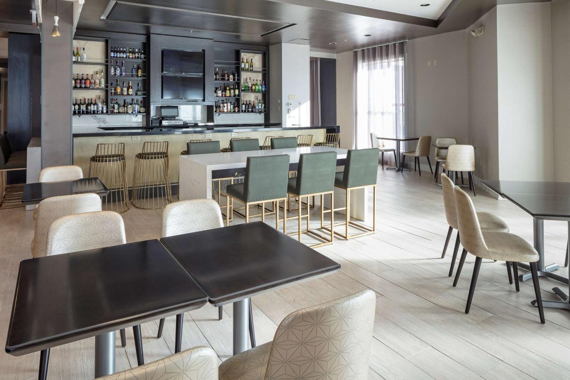 Doubletree By Hilton Boston Logan Airport Chelsea Hotell Exteriör bild