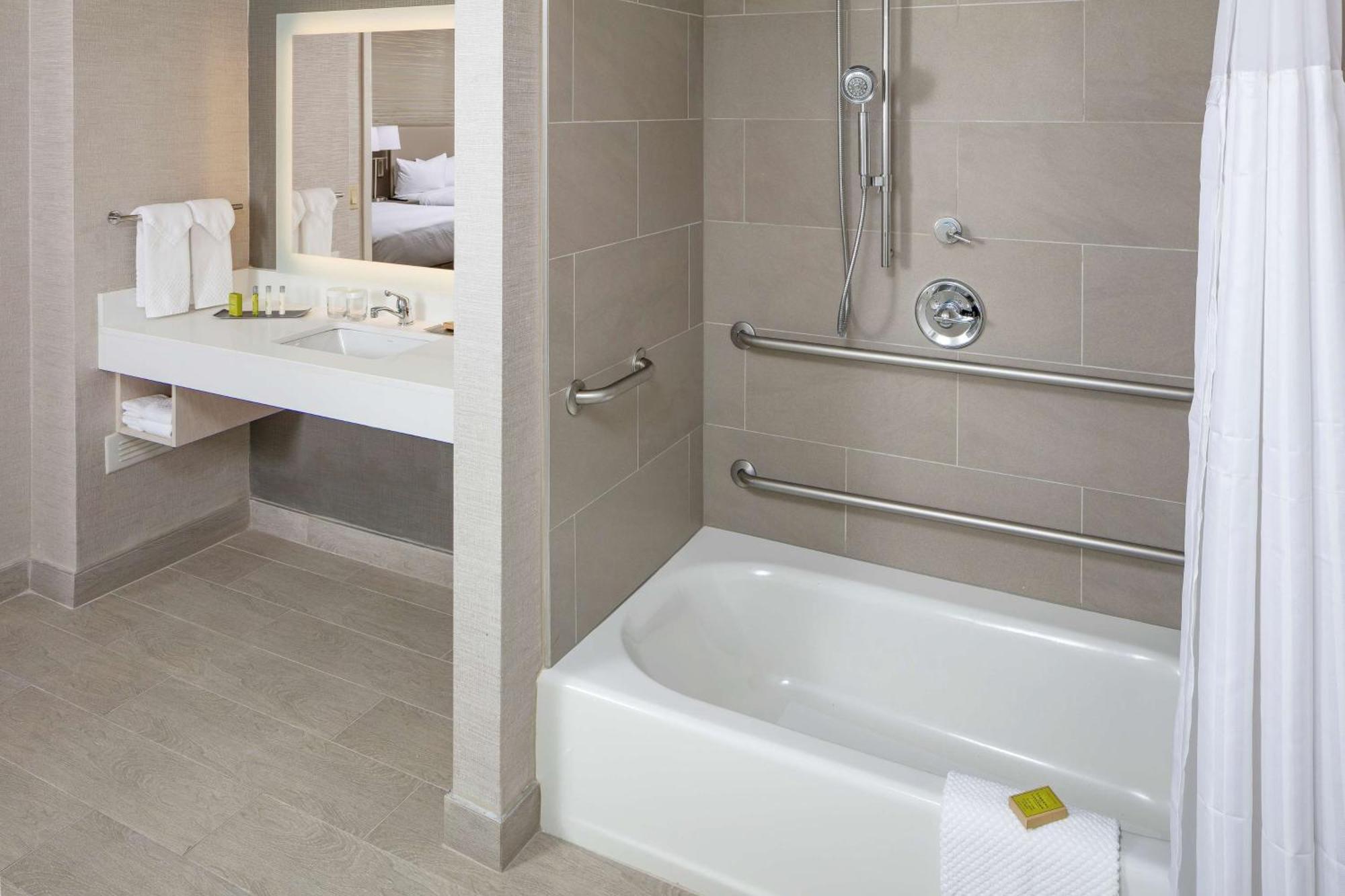 Doubletree By Hilton Boston Logan Airport Chelsea Hotell Exteriör bild