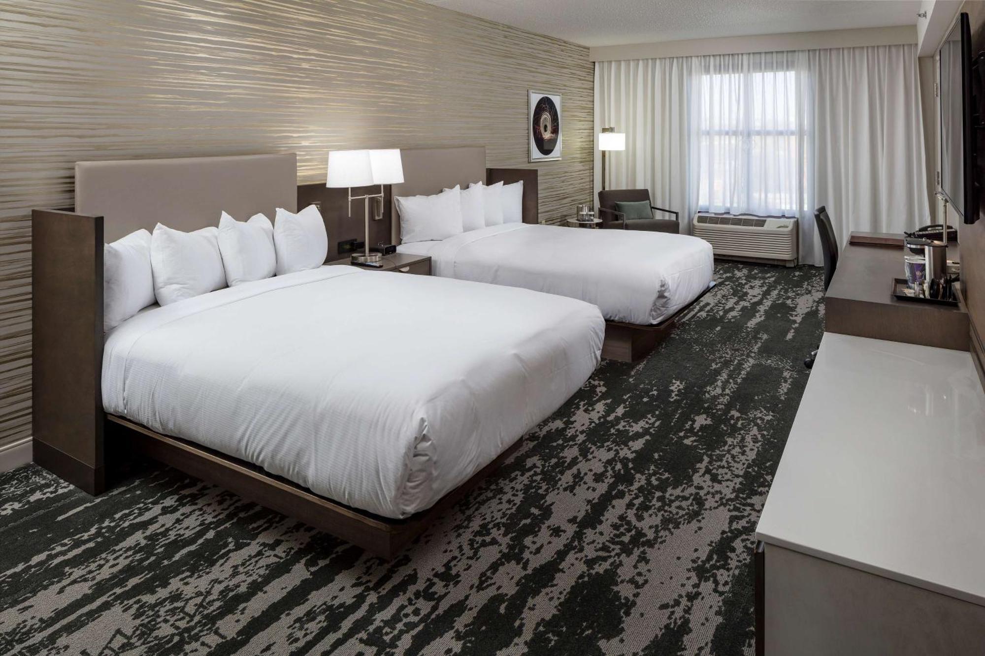 Doubletree By Hilton Boston Logan Airport Chelsea Hotell Exteriör bild