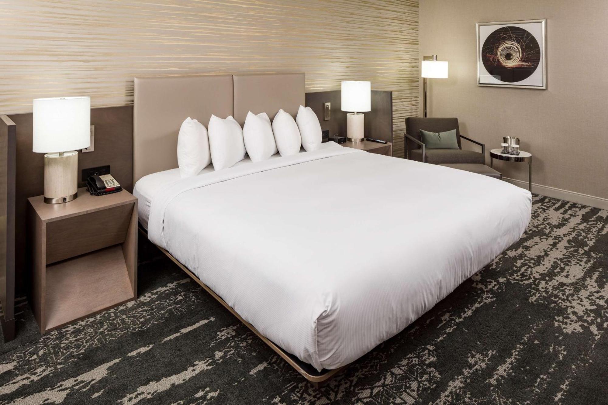 Doubletree By Hilton Boston Logan Airport Chelsea Hotell Exteriör bild