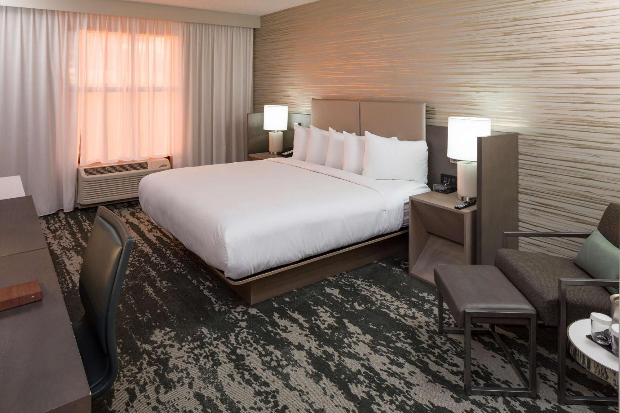 Doubletree By Hilton Boston Logan Airport Chelsea Hotell Exteriör bild
