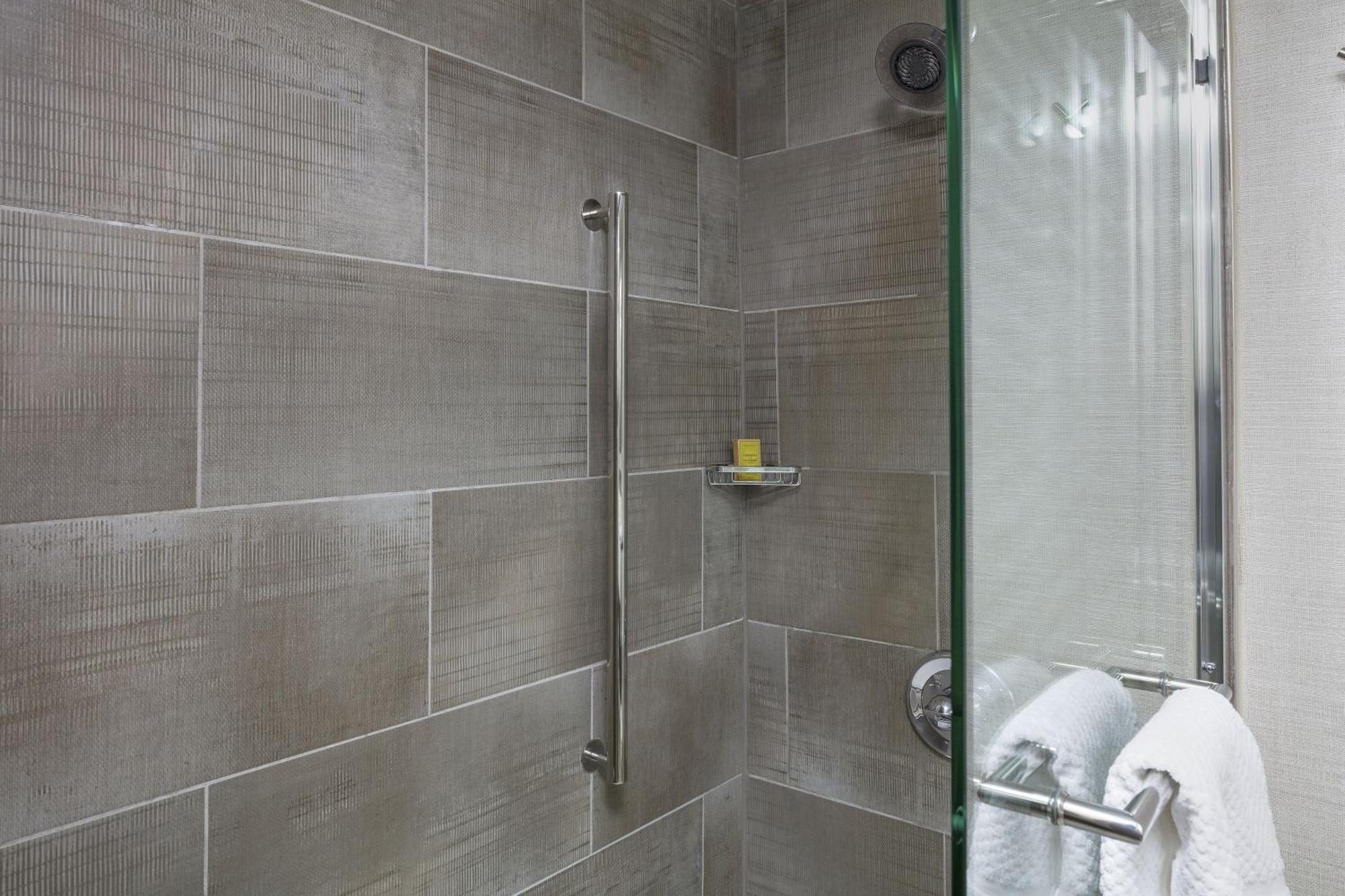 Doubletree By Hilton Boston Logan Airport Chelsea Hotell Exteriör bild