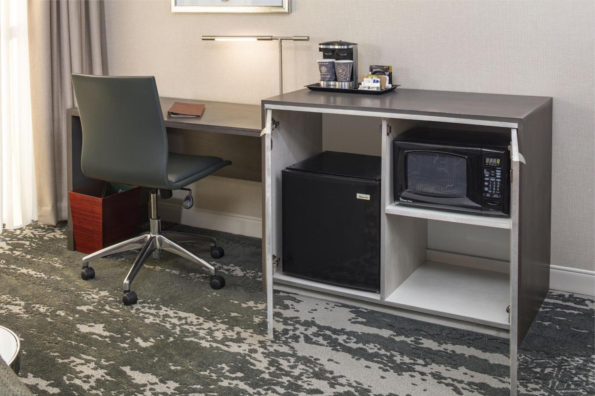 Doubletree By Hilton Boston Logan Airport Chelsea Hotell Exteriör bild
